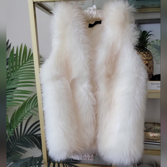 Boutique Jackets & Blazers - Faux Fur Ivory Cream Vest - Size Small